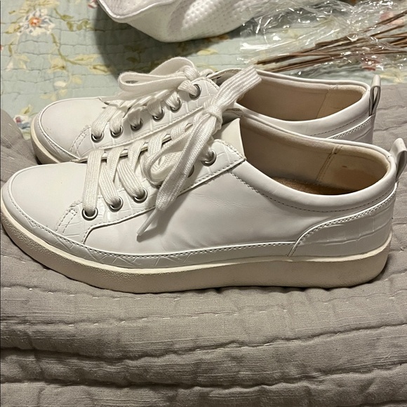 Vionic White Women's Sneakers - Picture 4 of 7